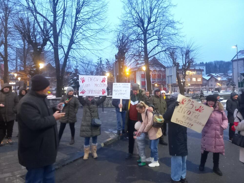 <p>Sve vrijeme građani su stvarali buku duvajući u pištaljke i trube</p>
