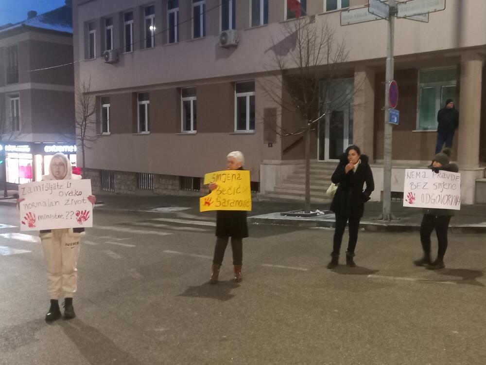 <p>Sve vrijeme građani su stvarali buku duvajući u pištaljke i trube</p>