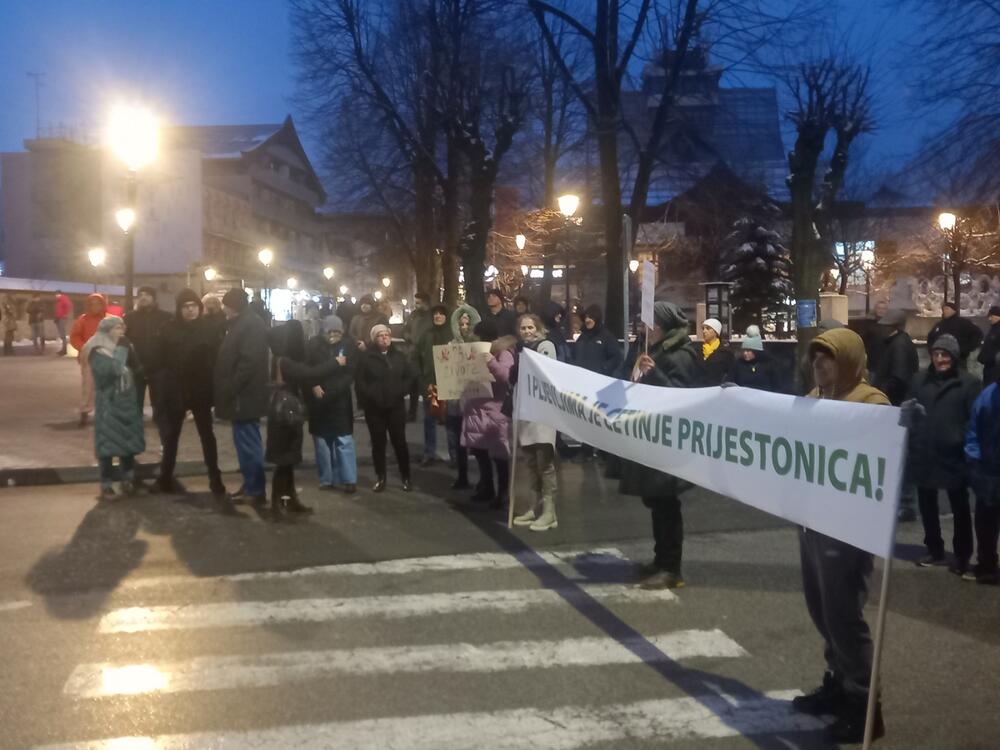 <p>Sve vrijeme građani su stvarali buku duvajući u pištaljke i trube</p>