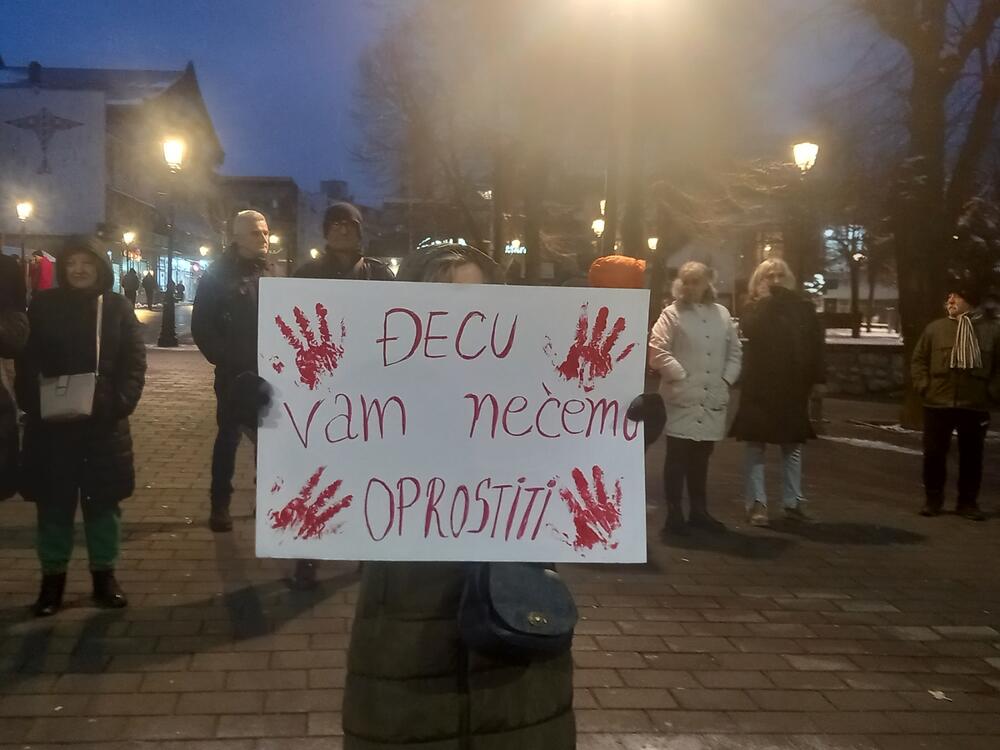 <p>Sve vrijeme građani su stvarali buku duvajući u pištaljke i trube</p>