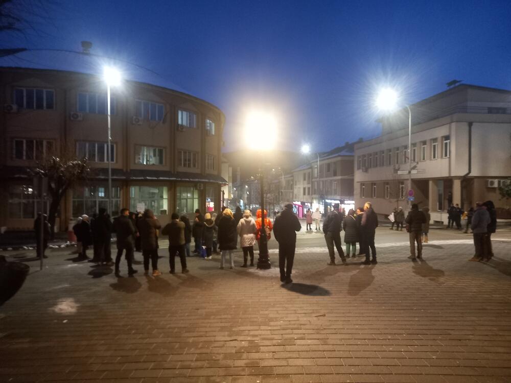 <p>Sve vrijeme građani su stvarali buku duvajući u pištaljke i trube</p>