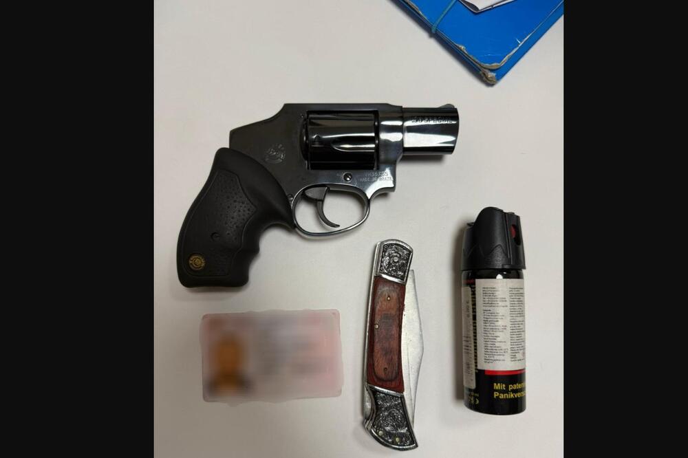 Revolver, ručni sprej sa nadražujućim dejstvom i nož, Foto: Uprava policije
