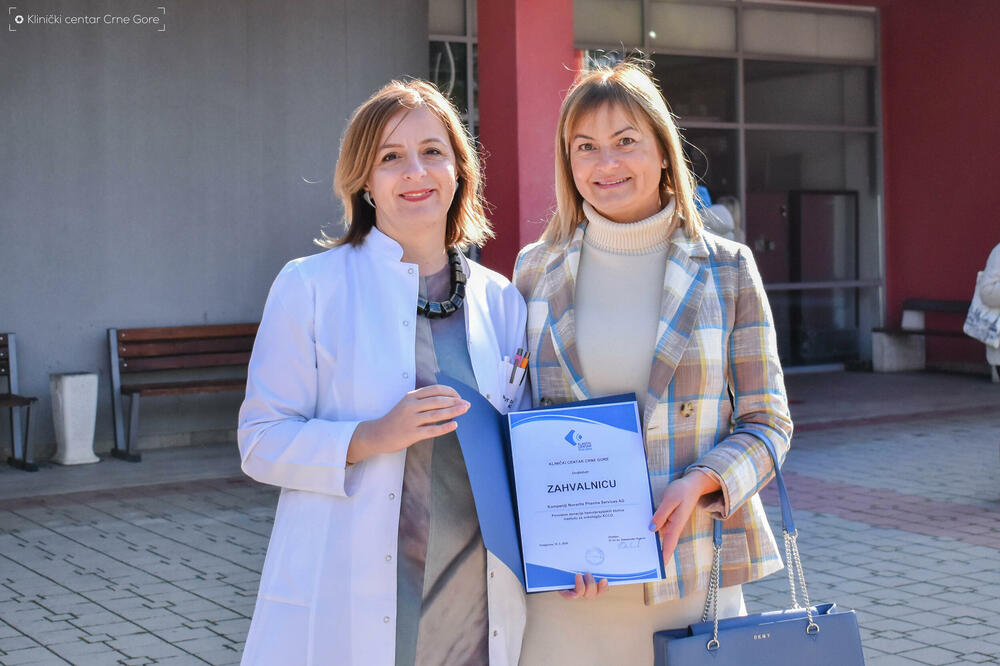 Dr Lekić, direktorica Instituta za onkologiju KCCG uručila zahvalnicu, Foto: Klinički centar Crne Gore