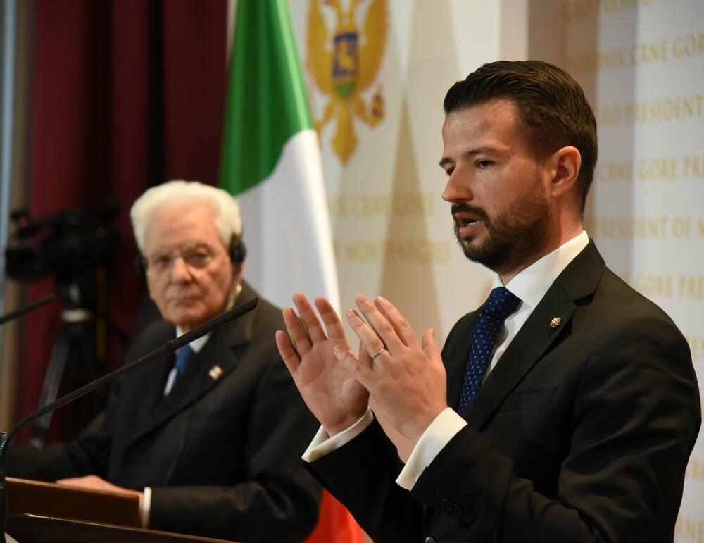<p>Milatović je na konferenciji za medije sa predsjednikom Italije Serđom Matarelom rekao da mu je posebno zadovoljstvo što Matarelu dočekuje na Cetinju</p>