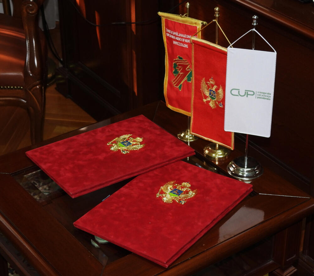 <p>Sporazum potpisali direktor Zavoda, David Perčobić i predsjednik CUP-a Vasilije Kostić</p>