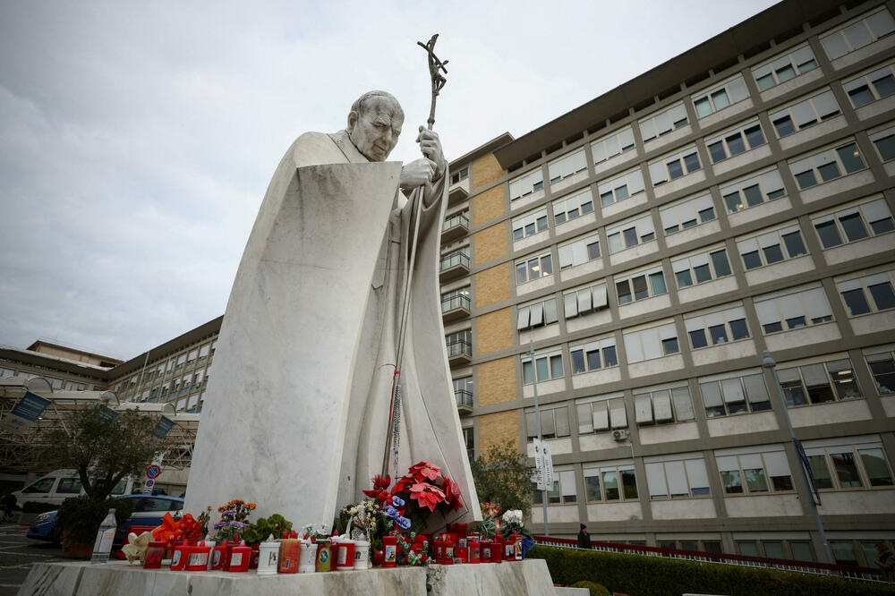 Statua pokojnog pape Jovana Pavla II ispred bolnice Gemeli u koju je papa Franjo na liječenju, Foto: Reuters