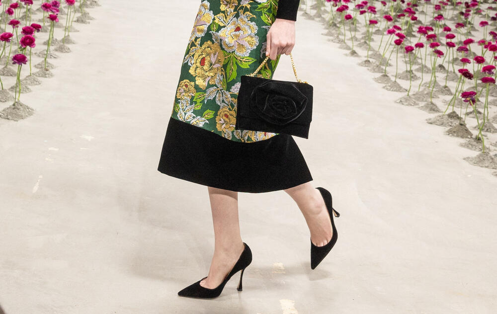 <p>Čuvena modna kuća Karolina Erera predstavila je najnoviju kolekciju.</p>  <p>Kreacije su predstavljene na Nedjelji mode u Njujorku.</p>