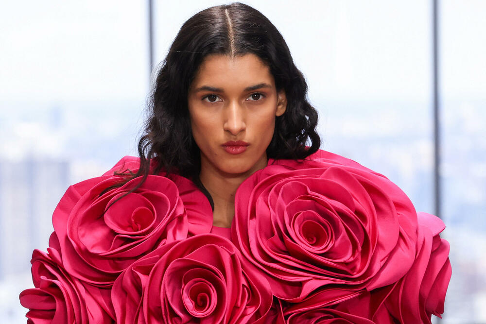 <p>Čuvena modna kuća Karolina Erera predstavila je najnoviju kolekciju.</p>  <p>Kreacije su predstavljene na Nedjelji mode u Njujorku.</p>