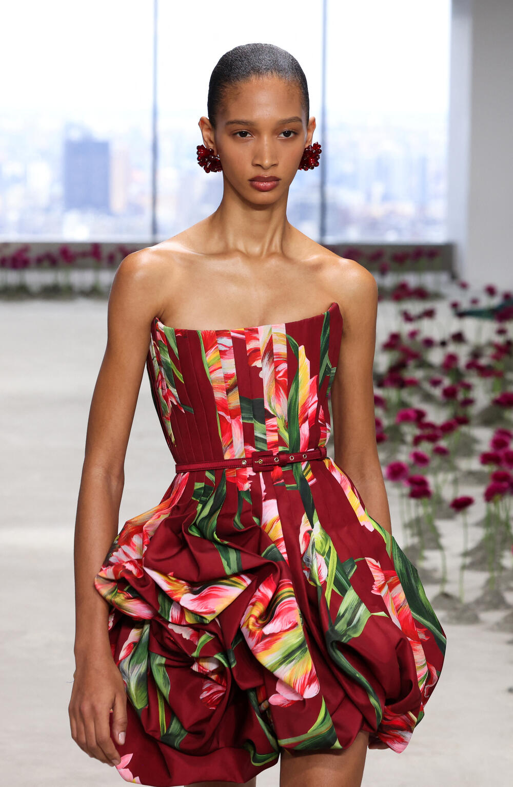 <p>Čuvena modna kuća Karolina Erera predstavila je najnoviju kolekciju.</p>  <p>Kreacije su predstavljene na Nedjelji mode u Njujorku.</p>