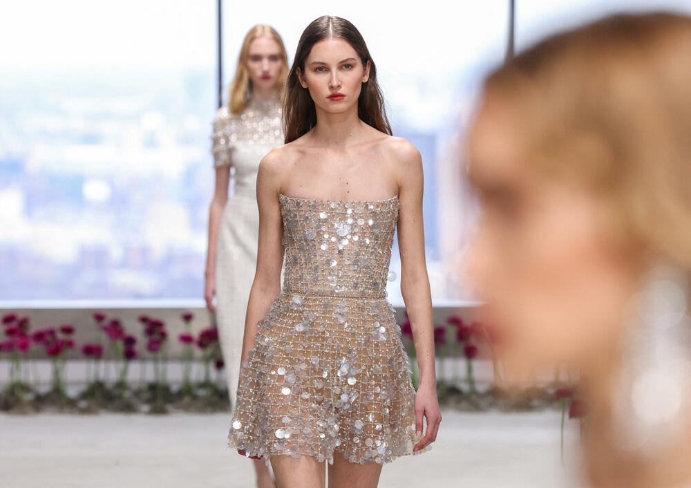 <p>Čuvena modna kuća Karolina Erera predstavila je najnoviju kolekciju.</p>  <p>Kreacije su predstavljene na Nedjelji mode u Njujorku.</p>