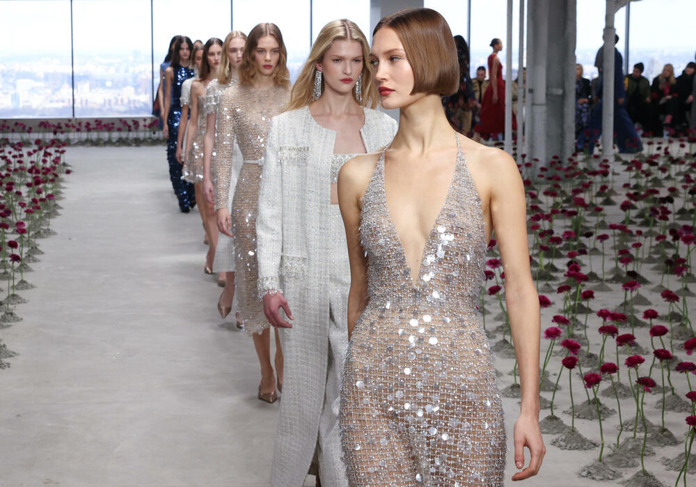 <p>Čuvena modna kuća Karolina Erera predstavila je najnoviju kolekciju.</p>  <p>Kreacije su predstavljene na Nedjelji mode u Njujorku.</p>