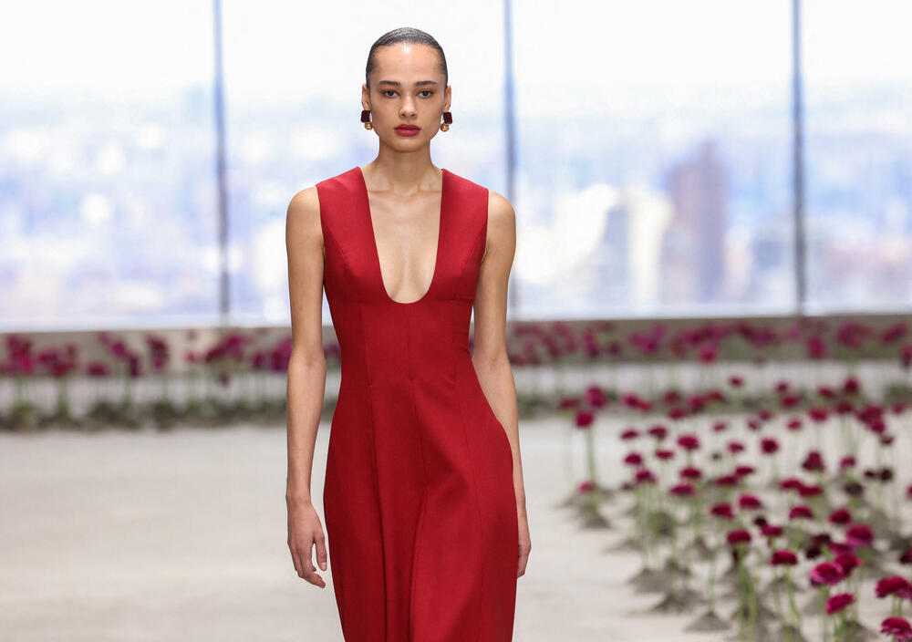 <p>Čuvena modna kuća Karolina Erera predstavila je najnoviju kolekciju.</p>  <p>Kreacije su predstavljene na Nedjelji mode u Njujorku.</p>