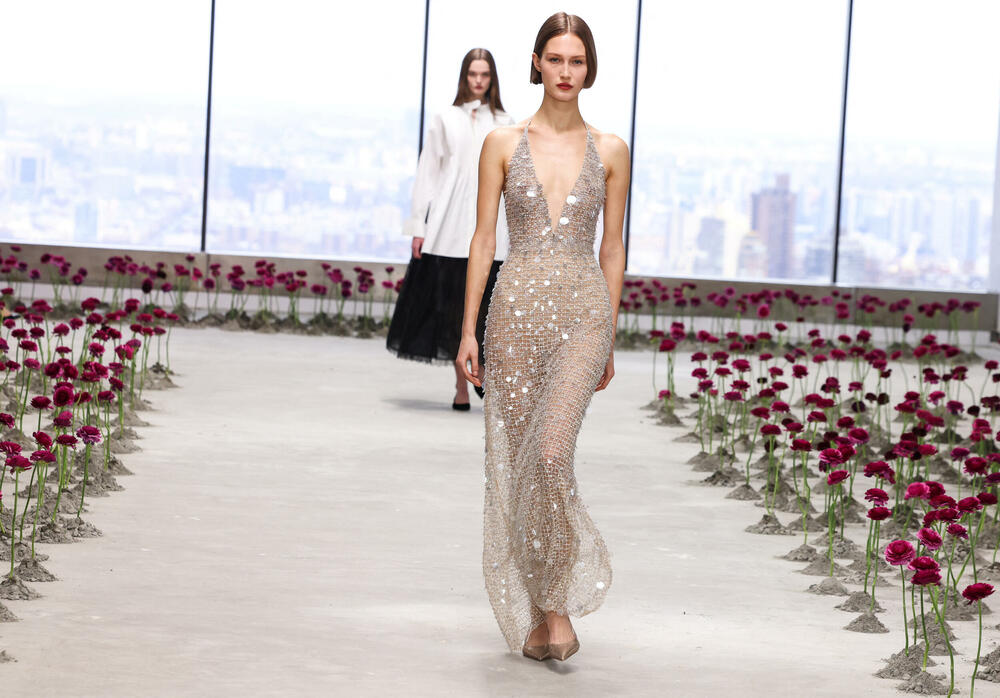 <p>Čuvena modna kuća Karolina Erera predstavila je najnoviju kolekciju.</p>  <p>Kreacije su predstavljene na Nedjelji mode u Njujorku.</p>