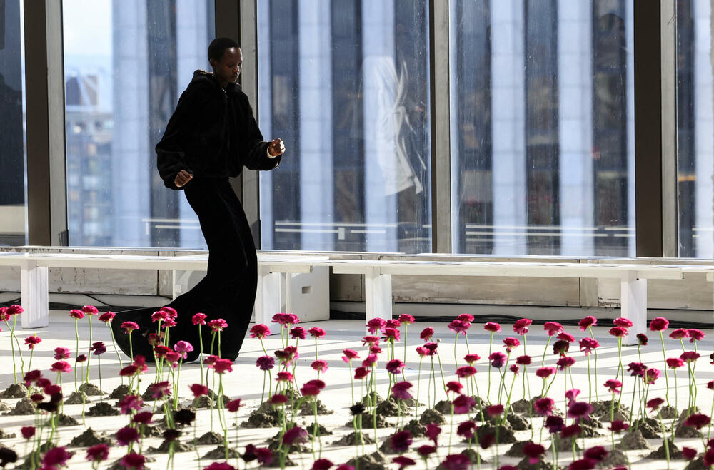 <p>Čuvena modna kuća Karolina Erera predstavila je najnoviju kolekciju.</p>  <p>Kreacije su predstavljene na Nedjelji mode u Njujorku.</p>