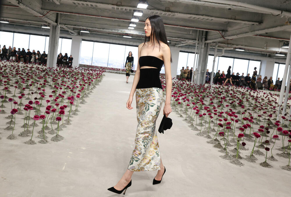 <p>Čuvena modna kuća Karolina Erera predstavila je najnoviju kolekciju.</p>  <p>Kreacije su predstavljene na Nedjelji mode u Njujorku.</p>