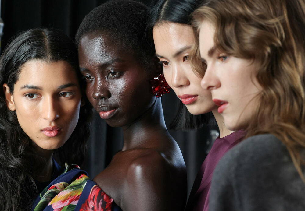 <p>Čuvena modna kuća Karolina Erera predstavila je najnoviju kolekciju.</p>  <p>Kreacije su predstavljene na Nedjelji mode u Njujorku.</p>