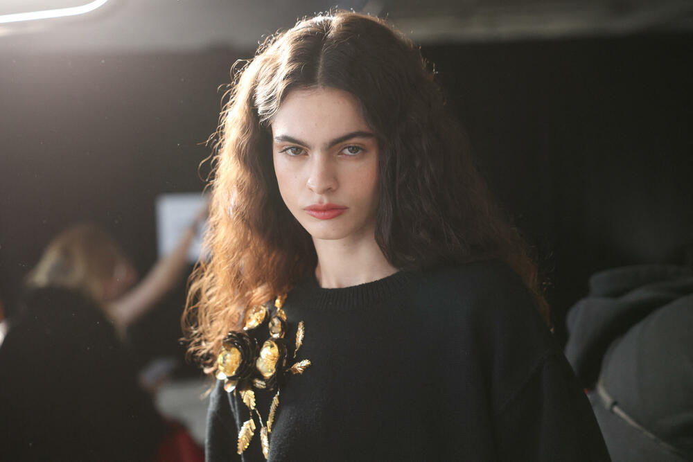 <p>Čuvena modna kuća Karolina Erera predstavila je najnoviju kolekciju.</p>  <p>Kreacije su predstavljene na Nedjelji mode u Njujorku.</p>