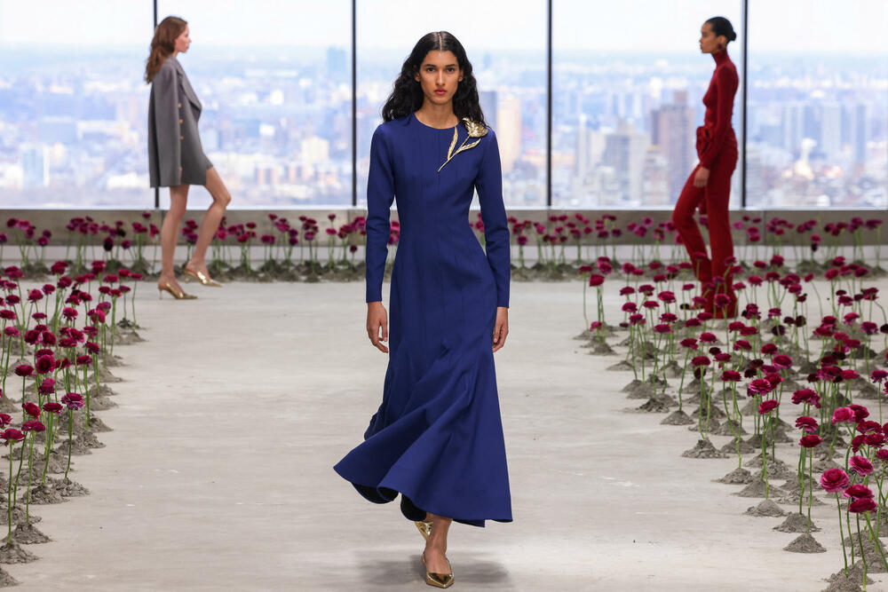 <p>Čuvena modna kuća Karolina Erera predstavila je najnoviju kolekciju.</p>  <p>Kreacije su predstavljene na Nedjelji mode u Njujorku.</p>