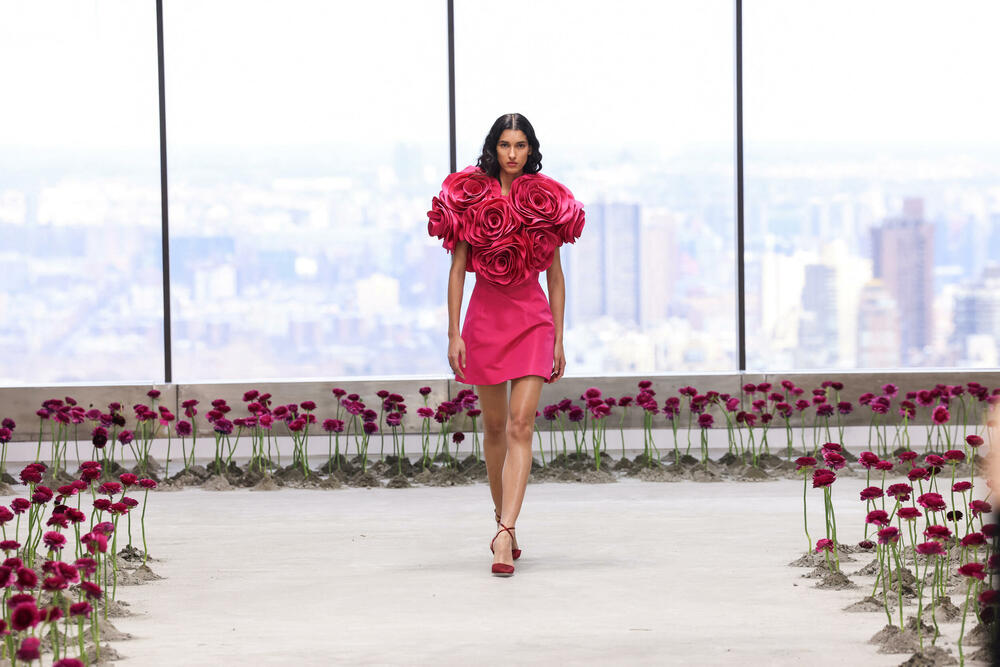 <p>Čuvena modna kuća Karolina Erera predstavila je najnoviju kolekciju.</p>  <p>Kreacije su predstavljene na Nedjelji mode u Njujorku.</p>