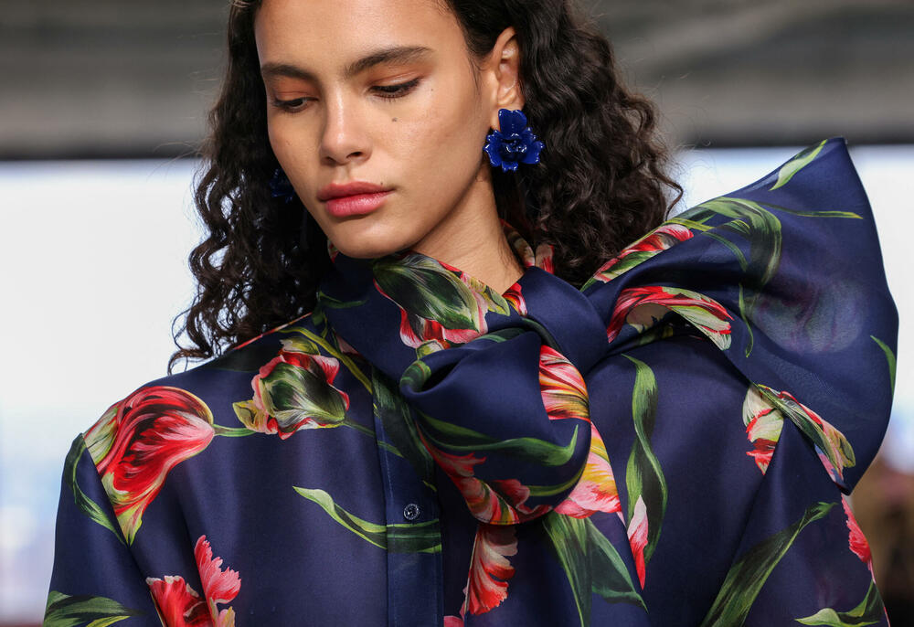 <p>Čuvena modna kuća Karolina Erera predstavila je najnoviju kolekciju.</p>  <p>Kreacije su predstavljene na Nedjelji mode u Njujorku.</p>