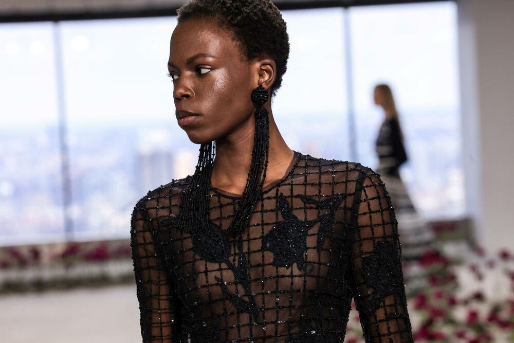 <p>Čuvena modna kuća Karolina Erera predstavila je najnoviju kolekciju.</p>  <p>Kreacije su predstavljene na Nedjelji mode u Njujorku.</p>