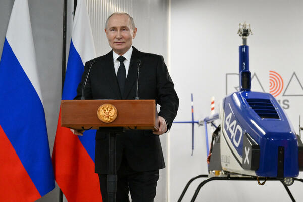 Putin tvrdi da su ruske snage pokrenule novi napad na Ukrajinu,...