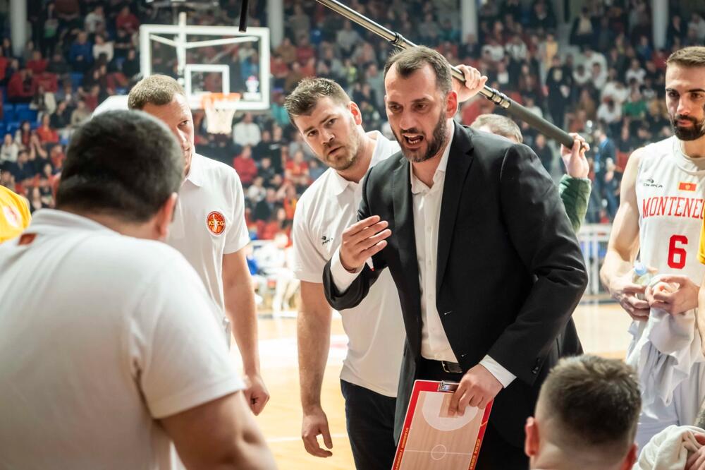 Selektor Boško Radović na tajm-autu na meču sa Švedskom prošle godine u kvalifikacijama za Eurobasket, Foto: FIBA