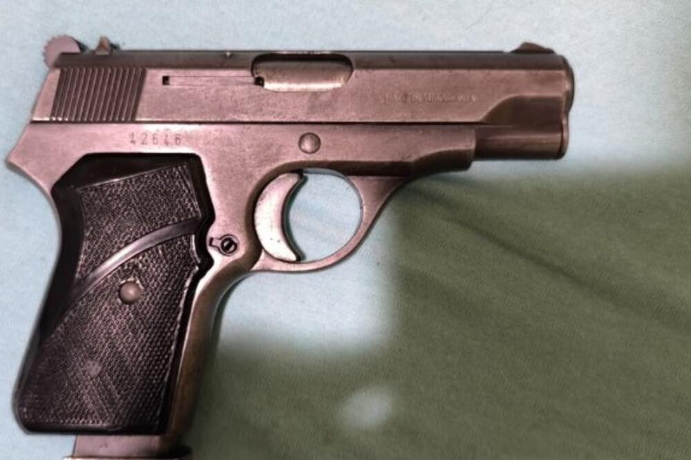 Oduzeti pištolj, Foto: Uprava policije