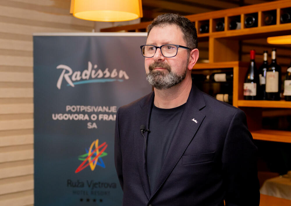 <p><em>Radisson Hotel Grupa je međunarodna hotelska grupa koja posluje u EMEA i APAC regijama, sa više od 1.430 hotela u funkciji i fazi razvoja u preko 95 zemalja.</em></p>