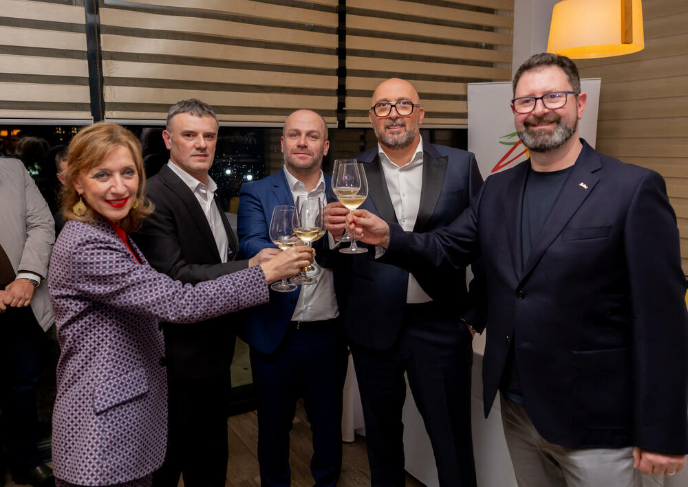 <p><em>Radisson Hotel Grupa je međunarodna hotelska grupa koja posluje u EMEA i APAC regijama, sa više od 1.430 hotela u funkciji i fazi razvoja u preko 95 zemalja.</em></p>