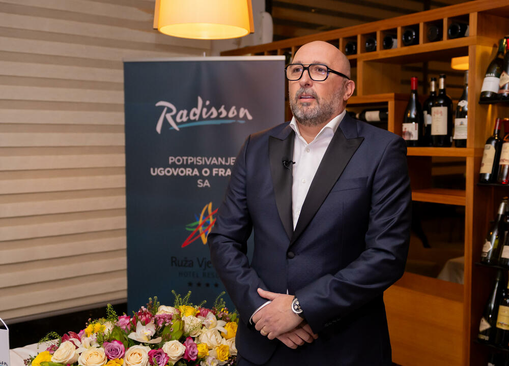 <p><em>Radisson Hotel Grupa je međunarodna hotelska grupa koja posluje u EMEA i APAC regijama, sa više od 1.430 hotela u funkciji i fazi razvoja u preko 95 zemalja.</em></p>