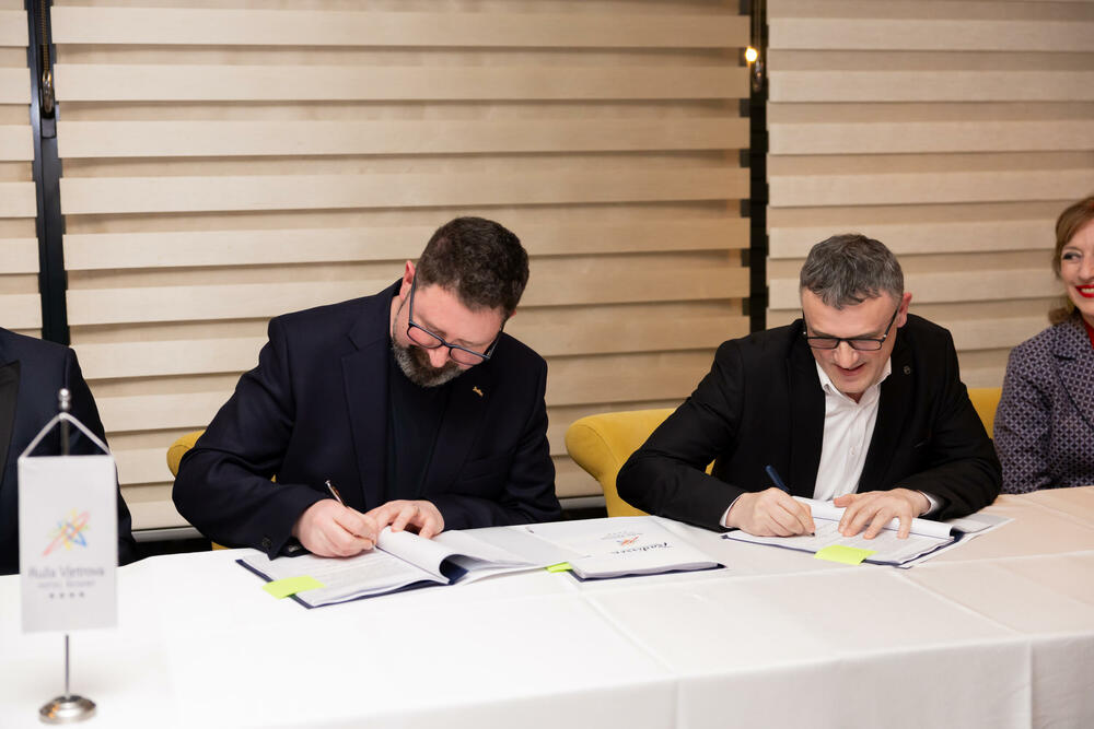 <p><em>Radisson Hotel Grupa je međunarodna hotelska grupa koja posluje u EMEA i APAC regijama, sa više od 1.430 hotela u funkciji i fazi razvoja u preko 95 zemalja.</em></p>