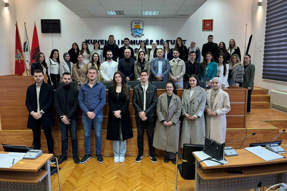 Lindon Đeljaj sa studentima iz Malesije, Foto: Gov.me