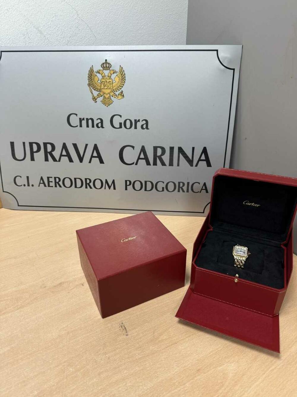 <p>Kako je saopšteno iz Uprave carina, naplaćeno je 37 hiljada eura, podnijet jedan zahtjev za pokretanje prekršajnog postupka i oduzeta krijumčarena roba u vrijednosti od 186.754 eura</p>