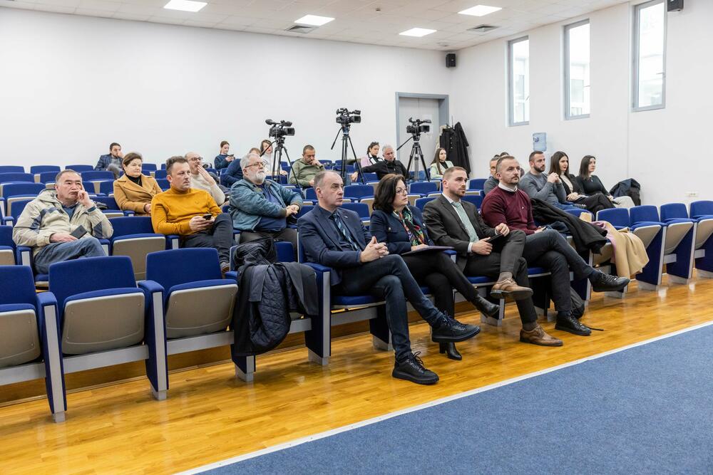 <p>Pres konferecnija Agencije za zaštitu životne sredine, povodom predstavljanja projekta "Razvoj opcija za remedijaciju kontaminiranog lokaliteta bivšeg rudnika Brskovo u Crnoj Gori", koji Agencija za zaštitu životne sredine sprovodi sa Ministarstvom ekologije, održivog razvoja i razvoja sjevera, Institutom za javno zdravlje i Ekološkim pokretom OZON</p>