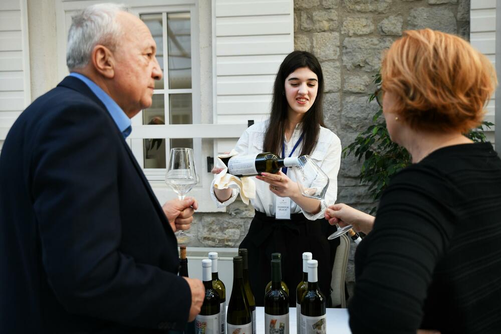 <p>6. izdanje Vinskog salona, koji je juče započeo, održava se još danas u Lazure Hotel & Marini u Crnoj Gori.</p>