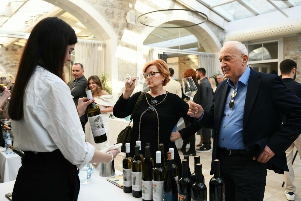 <p>6. izdanje Vinskog salona, koji je juče započeo, održava se još danas u Lazure Hotel & Marini u Crnoj Gori.</p>