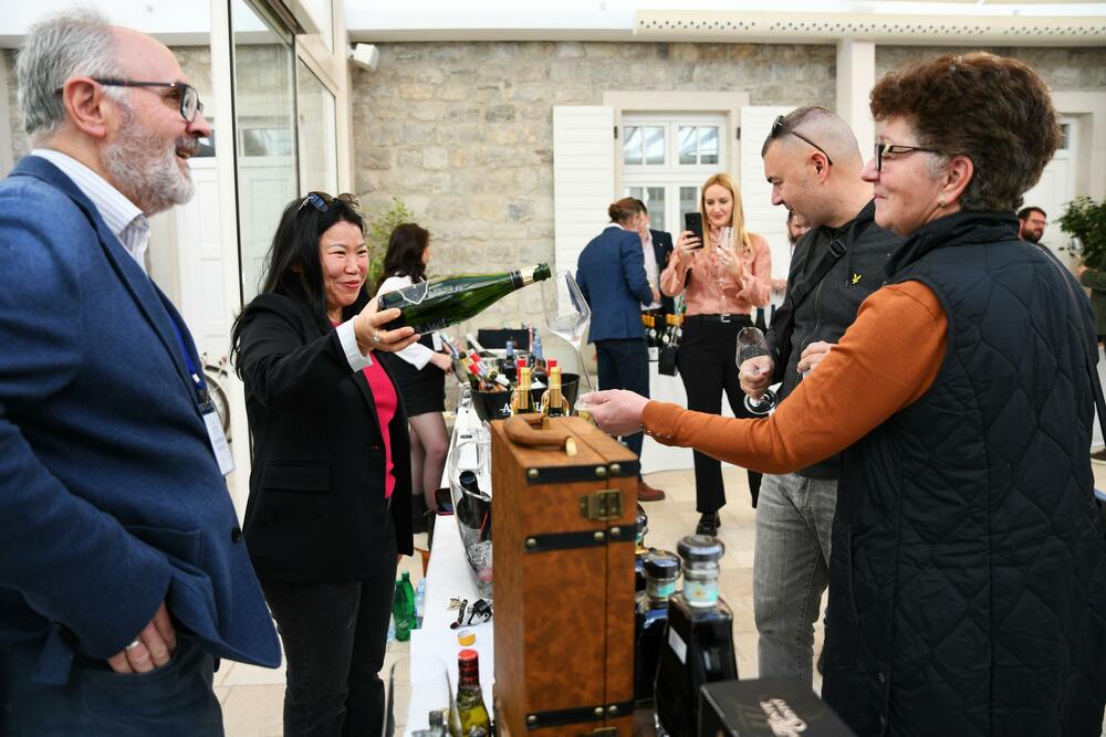 <p>6. izdanje Vinskog salona, koji je juče započeo, održava se još danas u Lazure Hotel & Marini u Crnoj Gori.</p>