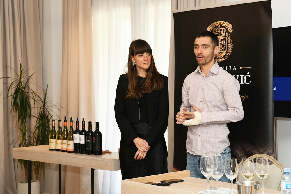 <p>6. izdanje Vinskog salona, koji je juče započeo, održava se još danas u Lazure Hotel & Marini u Crnoj Gori.</p>