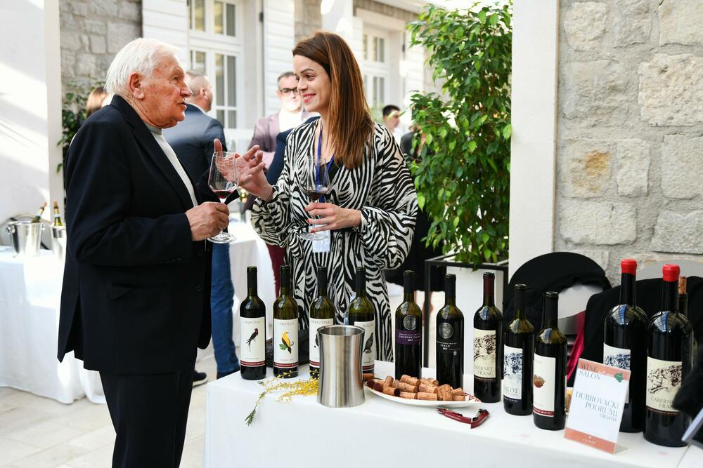 <p>6. izdanje Vinskog salona, koji je juče započeo, održava se još danas u Lazure Hotel & Marini u Crnoj Gori.</p>