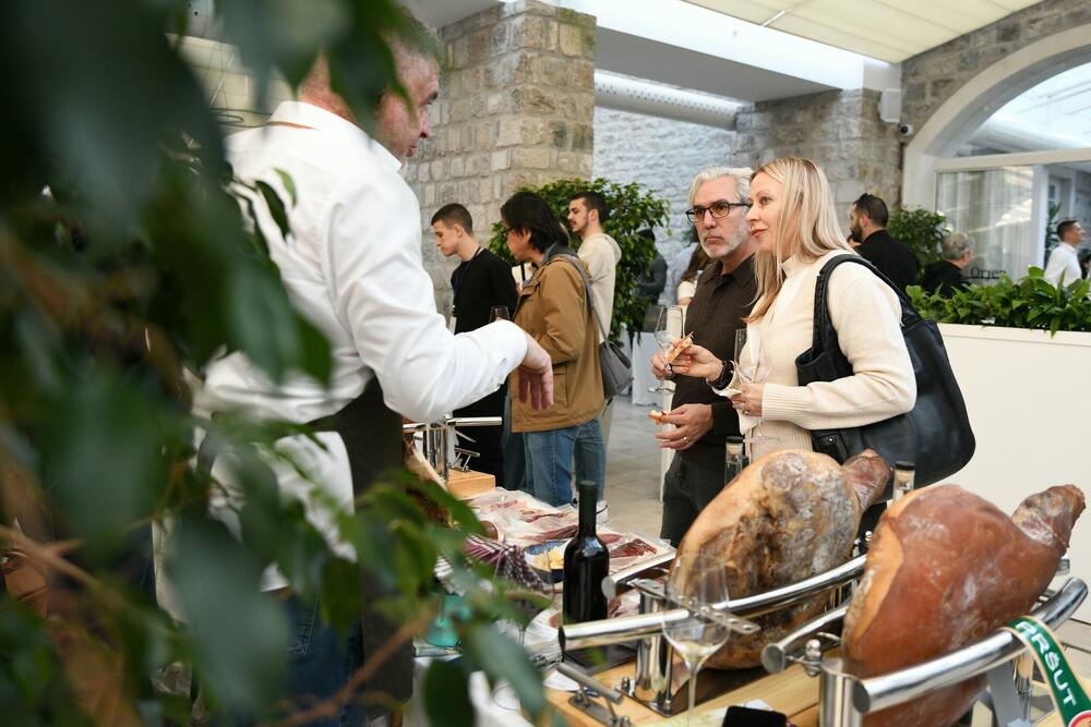 <p>6. izdanje Vinskog salona, koji je juče započeo, održava se još danas u Lazure Hotel & Marini u Crnoj Gori.</p>