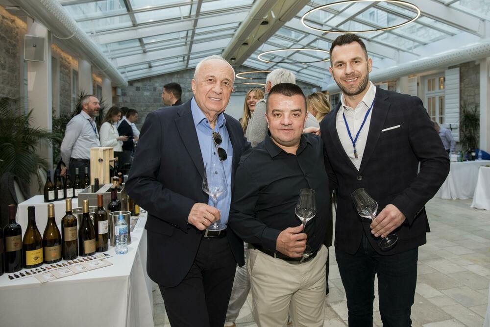 <p>6. izdanje Vinskog salona, koji je juče započeo, održava se još danas u Lazure Hotel & Marini u Crnoj Gori.</p>