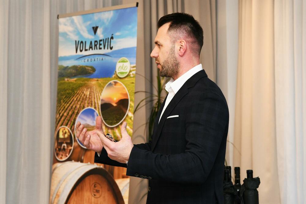 <p>6. izdanje Vinskog salona, koji je juče započeo, održava se još danas u Lazure Hotel & Marini u Crnoj Gori.</p>