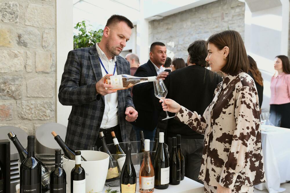 <p>6. izdanje Vinskog salona, koji je juče započeo, održava se još danas u Lazure Hotel & Marini u Crnoj Gori.</p>