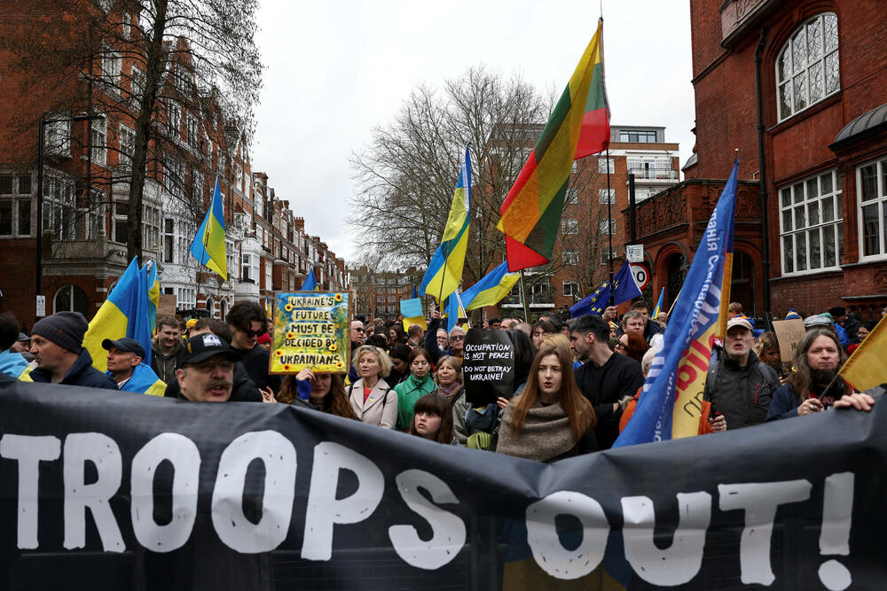 <p>Sjedinjene Američke Države (SAD) predložile su Generalnoj skupštini UN-a nacrt rezolucije u kojem se poziva na "brzo okončanje" sukoba u Ukrajini, ali se ne pominje poštovanje teritorijalnog integriteta te zemlje</p>