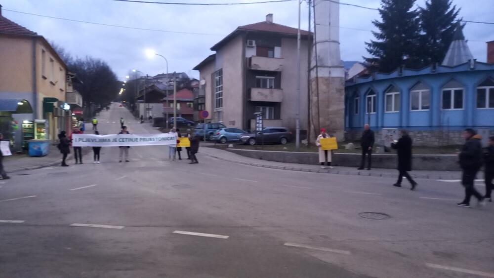 <p>Za razliku od prošlog puta kada su stvarali buku duvajući u pištaljke i trube, građani su večeras tišinom iskazali svoj protest</p>