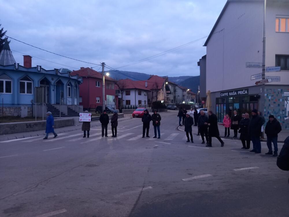 <p>Za razliku od prošlog puta kada su stvarali buku duvajući u pištaljke i trube, građani su večeras tišinom iskazali svoj protest</p>