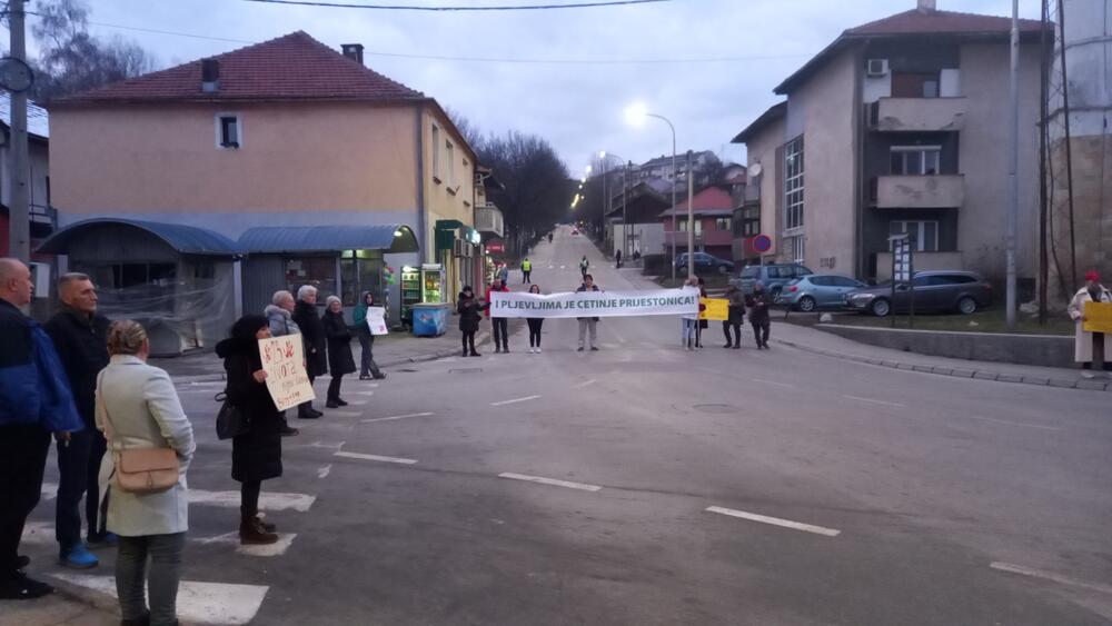 <p>Za razliku od prošlog puta kada su stvarali buku duvajući u pištaljke i trube, građani su večeras tišinom iskazali svoj protest</p>