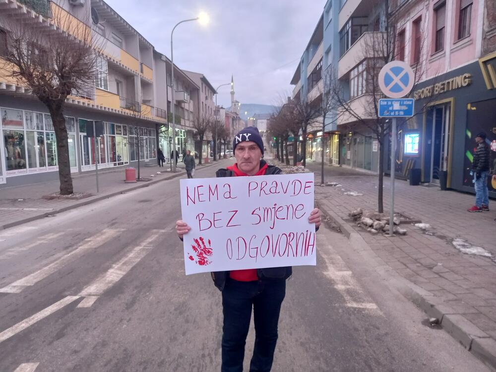 <p>Za razliku od prošlog puta kada su stvarali buku duvajući u pištaljke i trube, građani su večeras tišinom iskazali svoj protest</p>