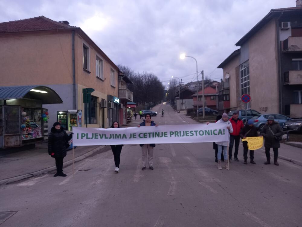 <p>Za razliku od prošlog puta kada su stvarali buku duvajući u pištaljke i trube, građani su večeras tišinom iskazali svoj protest</p>